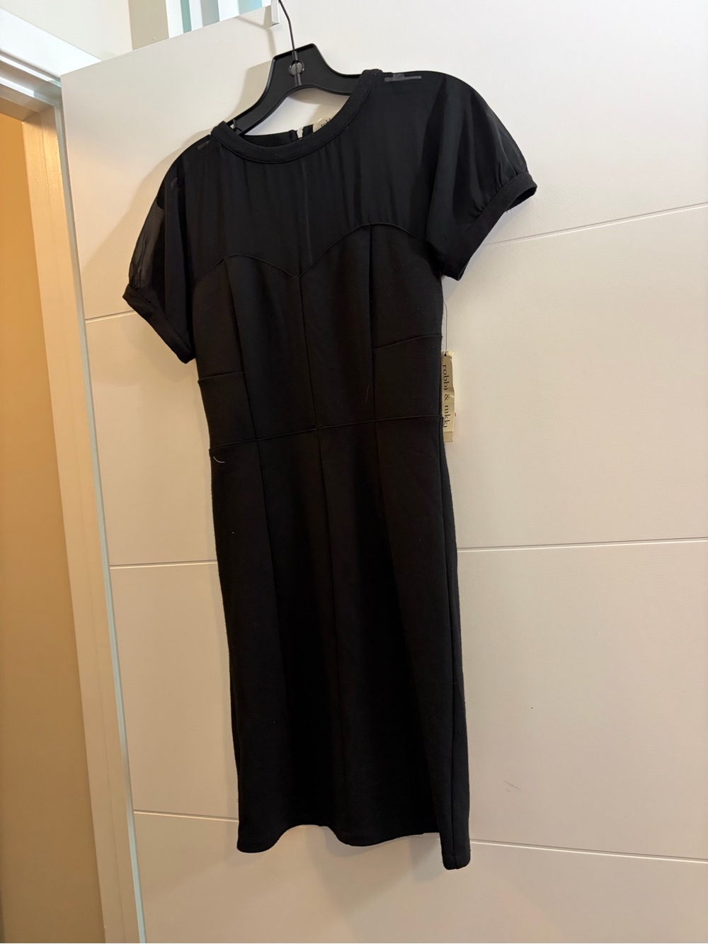 Robbi & Nikki by Robert Rodriguez Black Short Sleeve Midi Dress